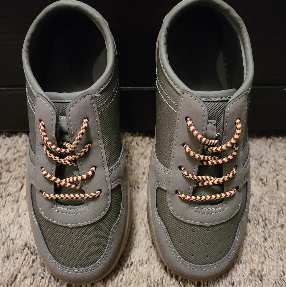 NWOT Boys Casual Slip On - Picture 2 of 4